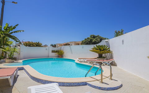 Villa Quinta Do Sol: Agua, Cielo, Piscina, Planta, Azur, Edificio, Sombra, Mueble Para Exteriores, Arquitectura, Árbol