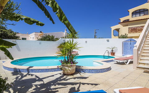 Villa Quinta Do Sol: Agua, Propiedad, Cielo, Edificio, Planta, Azul, Azur, Piscina, Sombra, Mueble Para Exteriores
