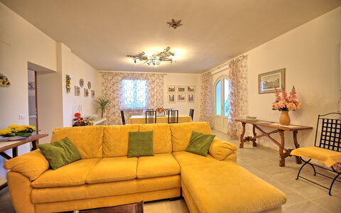 Villa Gaville: Sala, Mueble, Habitación, Propiedad, Amarillo, Diseño De Interiores, Sofá, Edificio, Casa, Casa
