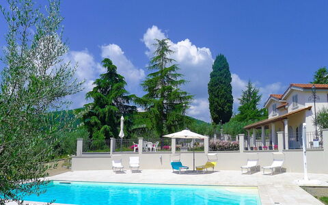 Villa Gaville: Piscina, Propiedad, Paisaje Natural, Bienes Raíces, Ocio, Edificio, Casa, Árbol, Recurso, Barrio Residencial