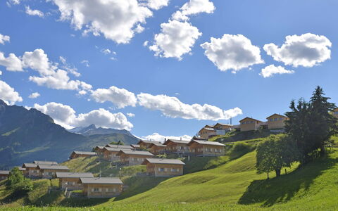 Maiensäss Superior: Nube, Cielo, Propiedad, Montaña, Planta, Ecorregión, Paisaje Natural, Azur, Entorno Natural, Casa