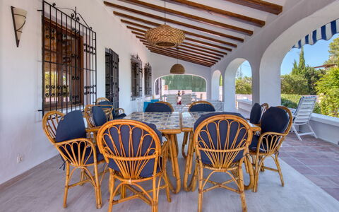 Cala Vista: Mesa, Mueble, Planta, Silla, Madera, Mueble Para Exteriores, Porche, Mesa Al Aire Libre, Edificio, Diseño De Interiores