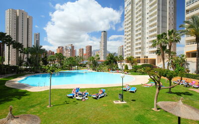 Benidorm 700: Nube, Edificio, Cielo, Agua, Planta, Propiedad, Piscina, Naturaleza, Árbol, Mueble Para Exteriores