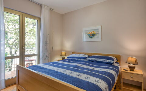 Poreč 117: Mueble, Propiedad, Ventana, Comodidad, Azur, Madera, Textil, Sombra, Marco De La Cama, Cama
