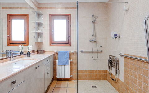 Karima: Piso, Arreglo De Tubería, Suelo, Diseño De Interiores, Plomería, Baño, Loseta, Mueble De Baño, Casa, Techo