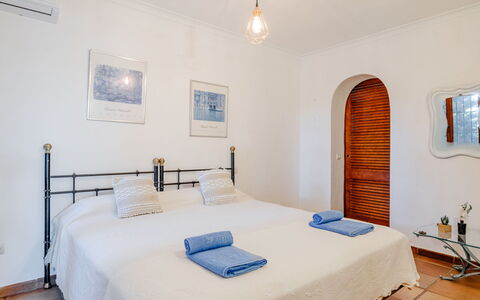 Karima: Cama, Habitación, Suelo, Piso, Sábana, Mueble, Diseño De Interiores, Lecho, Departamento, Marco De La Cama