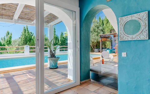 Karima: Azul, Piso, Diseño De Interiores, Suelo, Mueble, Techo, Recurso, Silla, Planta De Casa, Piscina