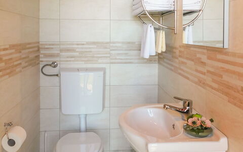 Lea: Espejo, Arreglo De Tubería, Grifo, Lavabo, Lavabo Del Baño, Planta, Blanco, Baño, Púrpura, Diseño De Interiores