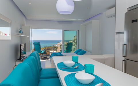 Dream View 50M from the Beach: Mesa, Mueble, Propiedad, Sofá, Silla, Azul, Azur, Verde, Comodidad, Edificio
