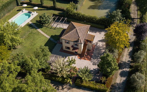 Villa La Fragola: Propiedad, Casa, Fotografía Aérea, Casa, Inmuebles, Bienes Raíces, Arquitectura, Edificio, Mansión, Árbol