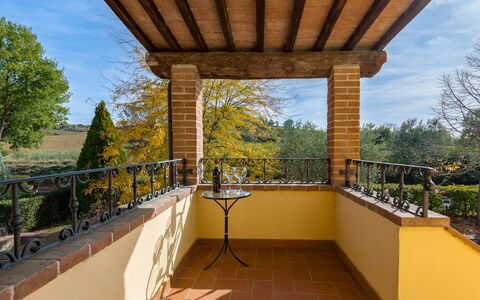 Villa La Fragola: Propiedad, Bienes Raíces, Balcón, Arquitectura, Edificio, Porche, Casa, Sombra, Árbol, Casa